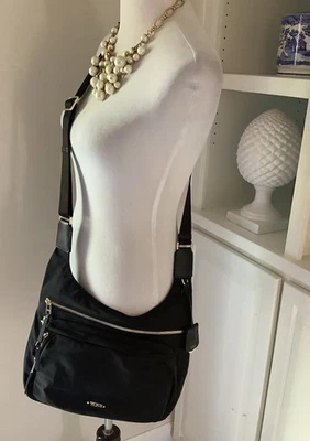 Bolso Bandolera Tumi Negro Nylon Informal Viaje Foto 1 de 4
