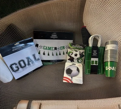 Juego de suministros de fiesta nuevos de fútbol: pancarta, tazas, bolsas, 6 globos, decoraciones de mesa Foto 1 de 4