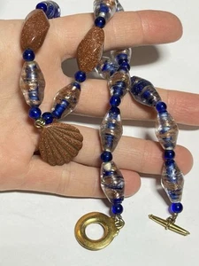 Collana di perle in rame blu arte vetro pietra arenaria intagliata conchiglia ciondolo RR1657 - Foto 1 di 3
