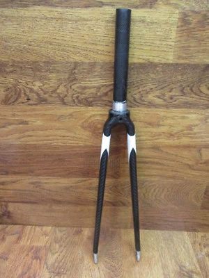 FULL CARBON 700C FORK 1 1/8" x  71/2"  STRAIGHT STEERER  - Image 1 of 4