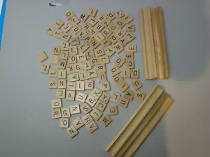 Über 100 Vintage Holz Scrabble Fliesen - 4 Fächer - gravierte Ersatzstücke - Bild 1 von 9