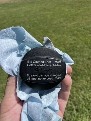 Tampa de enchimento de óleo 1110180302 Mercedes Benz E320 E350 C300 R230 SL500 - Imagem 1 de 2