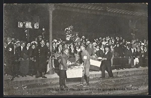 AK Geneve, Bahnhof, Menschen warten auf Zug mit schwerverwundeten Franzosen  - Bild 1 von 2