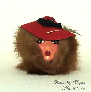 Spilla porcellana dipinta a mano Artisan Arturo E.Reyna LADY FACE HEAD cappello rosso visone - Foto 1 di 1