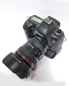 canon eos 5d mark iii mit Canon Objektiv 24 x 105 1:4 L USM und Griff - Bild 1 von 1