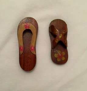 2 Miniature Wooden Sandals Pendant Ornament Key Charm Shoes Hawaiian Flower Lot - Picture 1 of 12