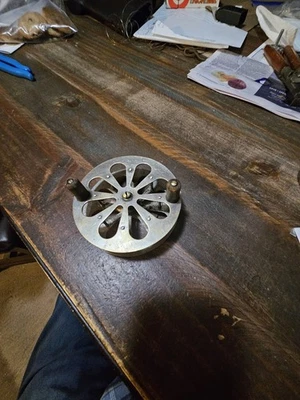 Carrete de mosca de la trucha sin marca pero parece un Pflueger Sal  Foto 1 de 4