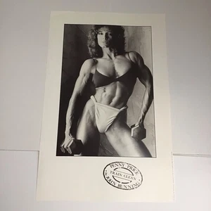 Póster de culturismo Penny Price “Train Hard” 25” H X 16” con gimnasio - Imagen 1 de 3