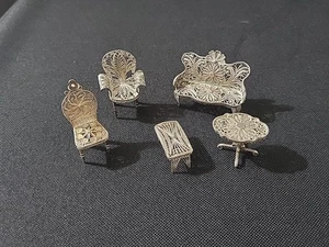 Antiguo lote de muebles de filigrana de plata esterlina sillas para casa de muñecas mesa sofá 5 piezas - Imagen 1 de 24