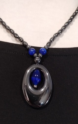 VETEMENTS Collana goccia ovale perline magnetiche effetto ematite nera lunga 17 pollici