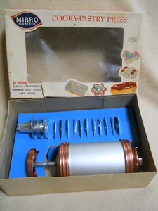 Vintage MIRRO Cooky Gebäckpresse / Plätzchen / 11 Scheiben & 3 Spitzen / Originalkarton - Bild 1 von 13