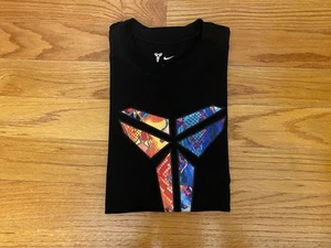 Nike Kobe Bryant T-Shirt 'What The' Kobe 8 Black Sizes S-XXL HJ3422-010 IN HAND - Picture 1 of 3