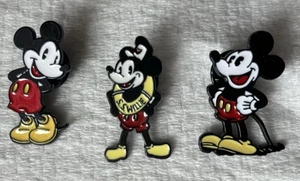 Quantità 3 spille da bavero smaltate TOPOLINO di Disney TV cartoni animati da collezione - Foto 1 di 9