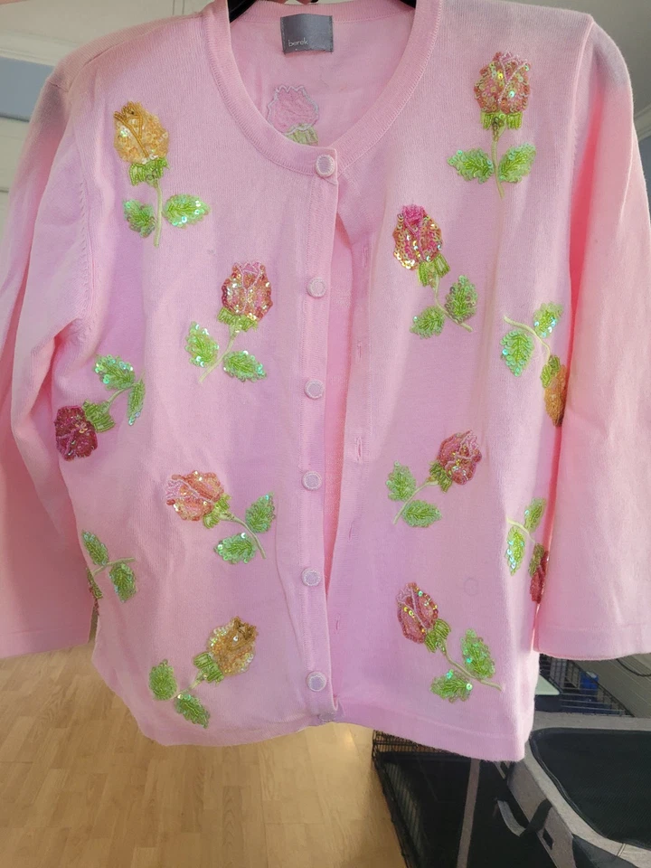 Suéter cardigã rosa com flores e lantejoulas - Imagem 1 de 1
