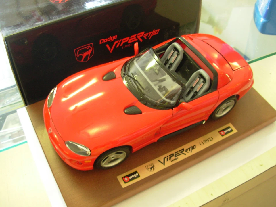 BURAGO 1:18 MADE IN ITALY AUTO DODGE VIPER RT/10 1992 CON BASE IN LEGNO   3525 - Immagine 1 di 1