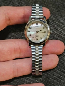 Damenuhr TIMEX Essentials silberfarben Indiglo Flex Armband, MOP Zifferblatt, 25 mm - Bild 1 von 3