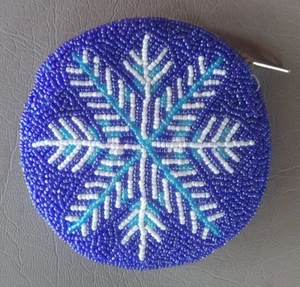 Kleine Geldbörse mit Perlen und Reißverschluss rund Schneeflocke blau weiß beidseitig - Bild 1 von 7
