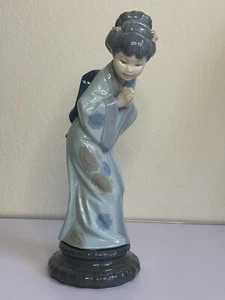 LLADRO GEISHA FIGURINE JAPANESE Bowing Timid Chrysanthemum 1978 Daisa 10 1/2" - Picture 1 of 13