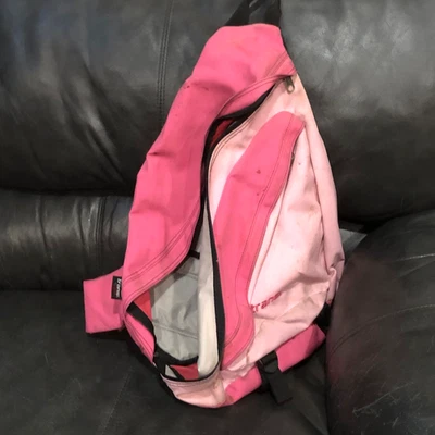 Mochila de viaje de un hombro Jansport rosa caliente bolsillos con múltiples compartimentos Foto 1 de 4