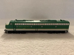 Proto 2000/Life-Like HO Scale Southern E8/9 Powered Diesel Locomotive #2924 DC - Picture 1 of 8