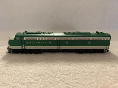 Proto 2000/Life-Like HO Scale Southern E8/9 Powered Diesel Locomotive #2924 DC - Image 1 of 4