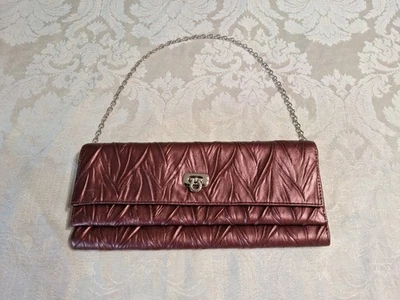 Bolso sin asas Jessica McClintock granate imitación charol sobre noche B Foto 1 de 4