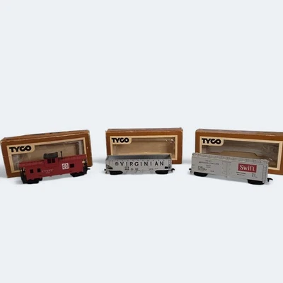 Lot of 3 TYCO HO Scale Train Cars: 328J Caboose, 344C Hopper, 329A Boxcar - Image 1 of 4