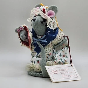 Hand-made VTG Mouse Holding Baby Mouse By The Creative Circle Decorative Figure. - Picture 1 of 6