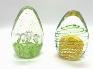 2 mundgeblasene Kunst Glas Ei Briefbeschwerer ein limettengrün ein gelbes Netz grüne Wirbel - Bild 1 von 12