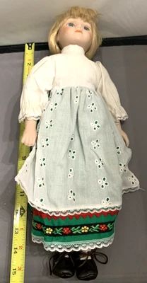 Muñeca cerámica vintage de 16" en ropa alemana Foto 1 de 3
