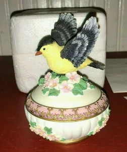 Heritage House Goldfinch Sing A Song Everything Is Beautiful Music Box - Picture 1 of 9