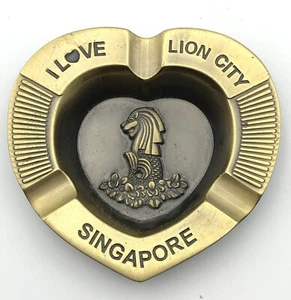 CENICERO VINTAGE METAL SINGAPUR LEÓN FORMA CORAZÓN - Imagen 1 de 3