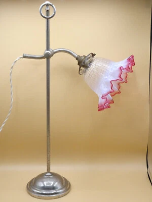 Lampe de bureau ancienne en métal chromé et tulipe verre opalescent et rouge. - Photo 1/4
