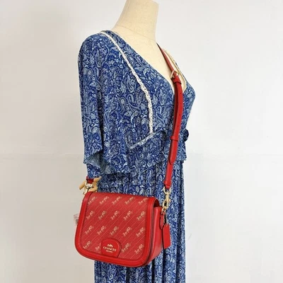 Bolsa de sillín Coach C4059 con estampado de puntos de caballo y carro en rojo Foto 1 de 4
