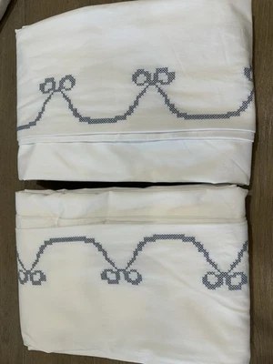 Pottery Barn 青少年乔治亚州蝴蝶结窗帘 52x96 英寸 2 面蓝色针绣 — 第 1/3 张图片