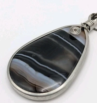 Colgante de ágata con bandas hechas a mano envuelto en alambre negro marrón a rayas piedras preciosas boho Foto 1 de 4
