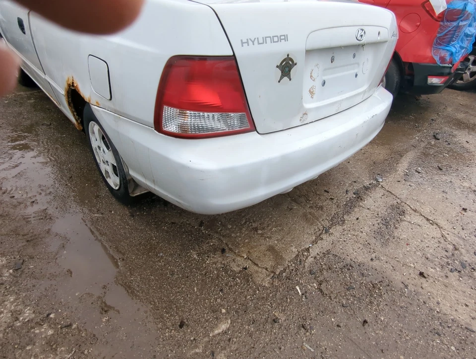 2000-2002 Hyundai Accent Rear Bumper Assembly Oem J78VT Foto 1 de 3