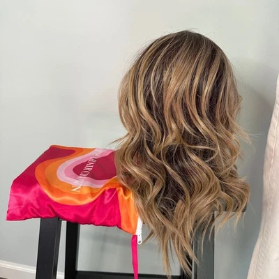 Peluca sintética ondulada marrón rubia resaltada Chelsey Smith Crowns Oakley Bayalage Foto 1 de 4