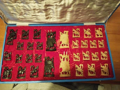 Jeu d'échecs ancien en bois de santal sculpté, en coffret. - Photo 1/4