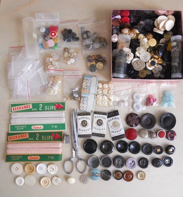 LOT DE MERCERIE DES DIZAINES D' ANCIENS BOUTONS VINTAGE +CISEAUX + DE+ AIGUILLES - Photo 1/4