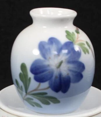Jarrón pequeño Royal Copenhagen Giftware con flor azul hecho en Dinamarca Foto 1 de 4