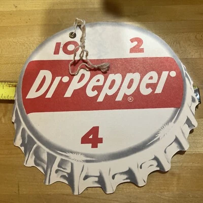 Raro De Colección DR PEPPER SODA 10-2-4 PAPEL Publicidad Colgador Nuevo de Lote Antiguo Ventilador Tiradores Foto 1 de 2