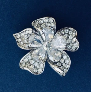 Clear crystal flower brooch pin in silver tone metal - Picture 1 of 1