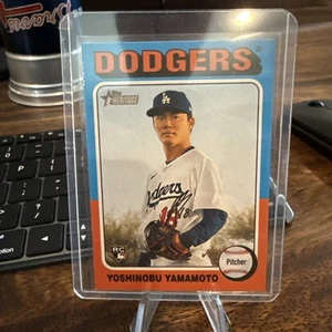 2024 Topps Heritage High Number Yoshinobu Yamamoto #553 (RC) - Bild 1 von 2