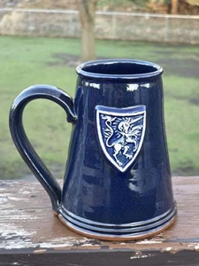 Tazza Minnesota Renaissance Festival logo unicorno altezza 5" blu 1988 ceramica Deneen - Foto 1 di 8