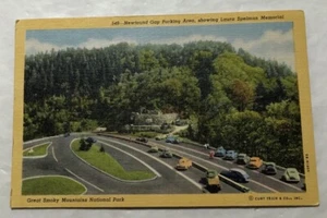Área de estacionamiento recién descubierta, mostrando el monumento a Laura Spelman. PC (V2) - Imagen 1 de 2