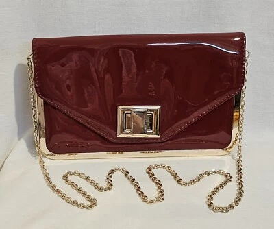 Bolso sin asas de hombro Urban Expressions, charol sintético rojo, cadena dorada Foto 1 de 4