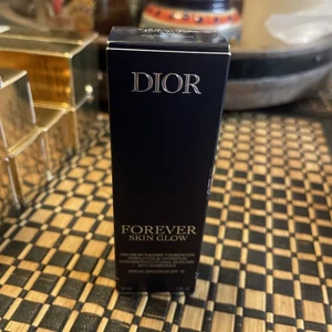Dior Forever Skin Glow 24H Wear Radiant Foundation 4W Warm / Glow 1 fl oz - Picture 1 of 2