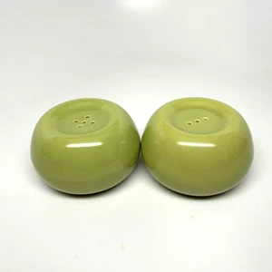 Vintage HOLLYDALE "MALIBU MODERN CHARTREUSE" Ceramic SALT & PEPPER SHAKERS 1.5" - Picture 1 of 7