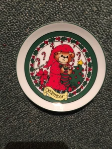 4" Collectible Plate "DECEMBER" Lucy and Me; Lucy Rigg BEAR Design ~ 1986 ENESCO - Picture 1 of 2